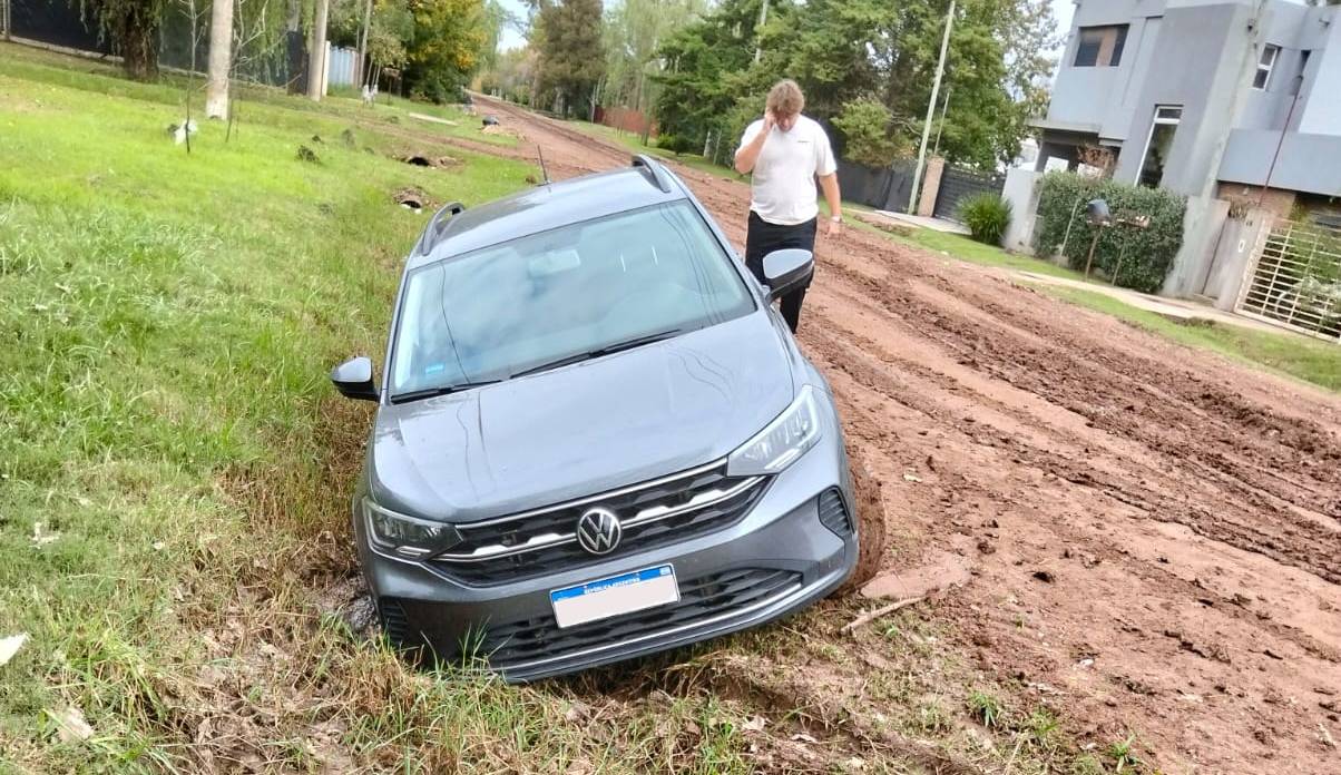 No es una mascarilla: vecinos de San Sebastián viven en el barro, piden urgente a la muni que mejore la calle